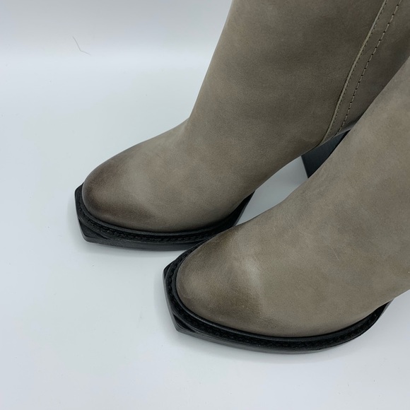 Shearling-lined distressed leather ankle boots - Picture 3 of 6